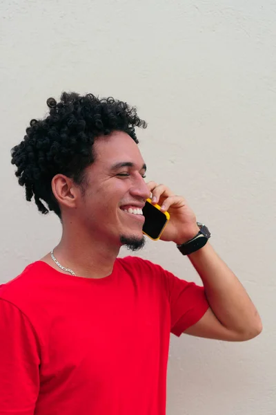 Retrato Jovem Rindo Falando Smartphone Frente Uma Parede Cinza — Fotografia de Stock