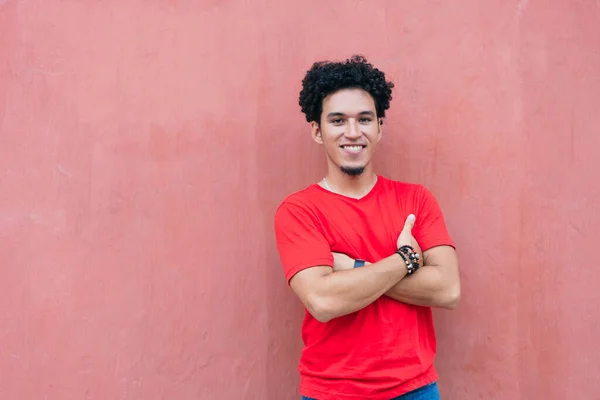 Bonito Jovem Hispânico Homem Com Braços Cruzados Enquanto Estava Contra — Fotografia de Stock