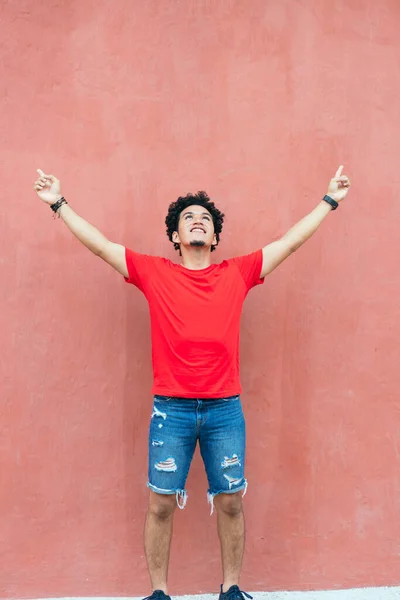 Bello Giovane Uomo Ispanico Che Punta Alto Sorride Mentre Piedi — Foto Stock