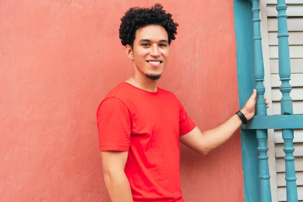 Retrato Jovem Feliz Rua — Fotografia de Stock