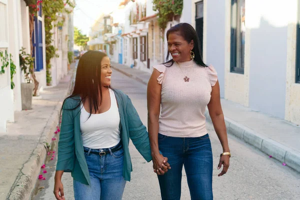 街上的黑人妇女和她的母亲一起走着 — 图库照片