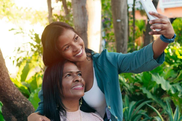 Retrato Mãe Com Adulto Filha Tomando Selfie Parque — Fotografia de Stock