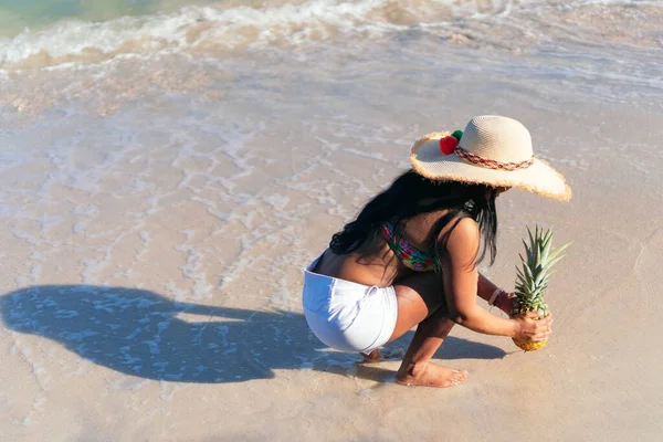 Mujer Afroamericana Sostiene Una Piña Con Mar Fondo — Foto de Stock