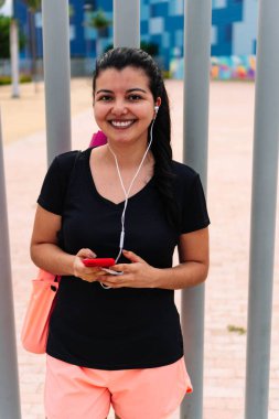 Gülen kadın yarıştan sonra dinleniyor