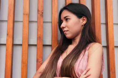 Genç Latin, gündelik kıyafetler ve uzun saçlar giyer.