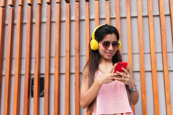 Una Gran Chica Escuchando Música —  Fotos de Stock