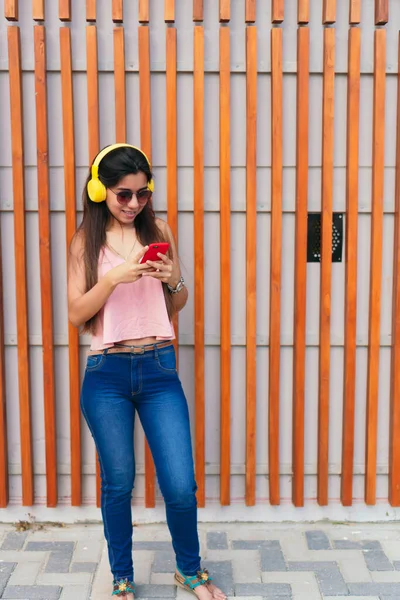 Joven Alegre Con Gafas Frescas Ropa Moda Caminando Por Calle —  Fotos de Stock