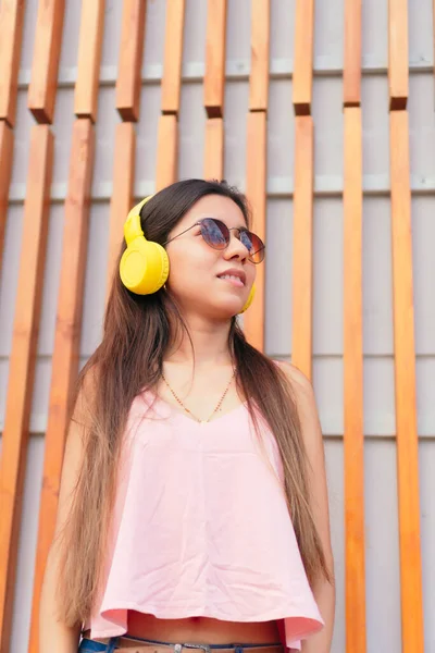 Linda Chica Escuchando Música Con Sus Auriculares Calle —  Fotos de Stock