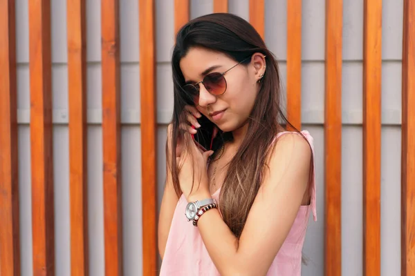 Dışarıda Cep Telefonuyla Konuşan Güneş Gözlüklü Genç Bir Kadının Portresi — Stok fotoğraf
