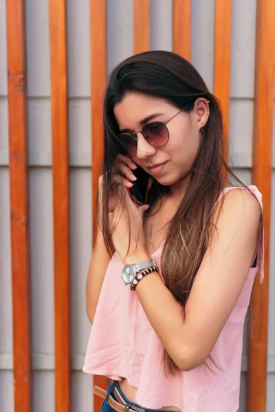 핸드폰으로 통화하는 여성의 그녀는 선글라스를 있습니다 — 스톡 사진