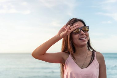 Açık havada gülümseyen genç bir İspanyol kız.