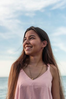 Sokakta poz veren güzel ve zarif bir genç kızın açık hava portresi..