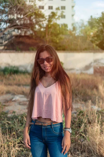 Retrato Una Joven Sexy Mirando Cámara Con Luz Del Atardecer —  Fotos de Stock