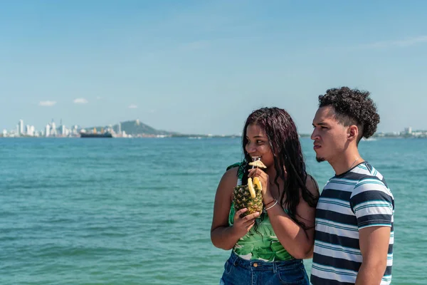 Pareja Pie Mar Relajándose Juntos Playa Tropical Vacaciones Verano — Foto de Stock