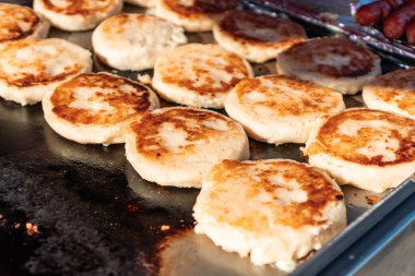 Izgara arepa manzarası. Kolombiya mutfağı