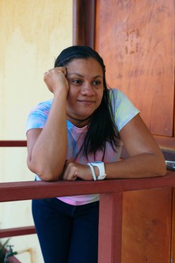 Gülümseyen ve başka tarafa bakan olgun bir kadının portresi.