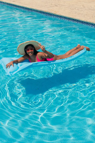 Jeune Fille Afro Américaine Souriante Bikini Portant Chapeau Paille Relaxant — Photo