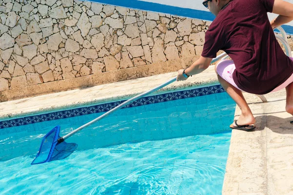 Spaanse Man Schoonmaken Zwembad Van Gevallen Bladeren Met Net Zomer — Stockfoto