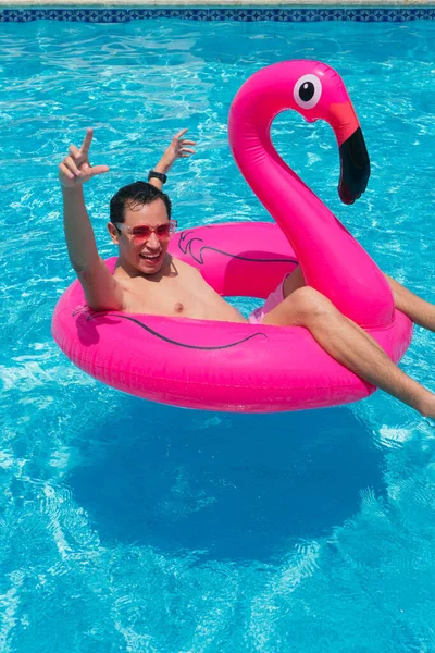 Мужчина Веселится Фуксии Платформе Фламинго Бассейне Летом — стоковое фото