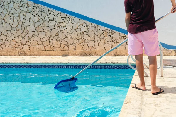 Man Die Het Zwembad Schoonmaakt Met Een Net — Stockfoto