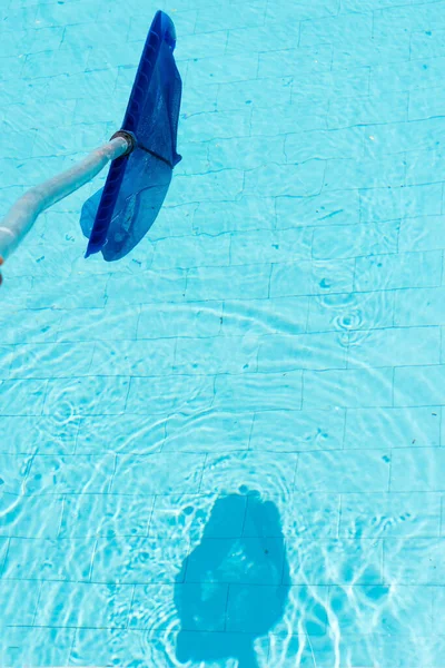 Vrouw Schoonmaken Zwembad Van Gevallen Bladeren Met Net Zomer — Stockfoto