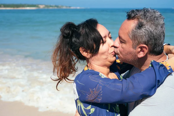 Ältere Paare Küssen Und Gehen Strand — Stockfoto