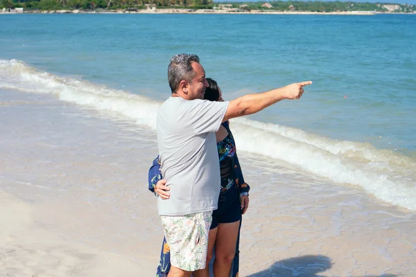 Relaxado Relaxado Casal Latino Abraçando Enquanto Estava Praia Durante Verão — Fotografia de Stock