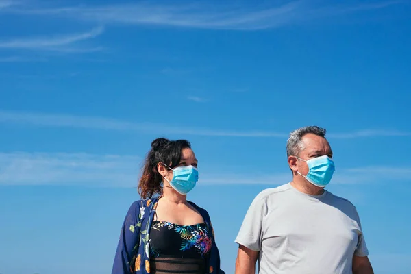 Pareja Madura Con Máscara Protectora Cogida Mano Paseando Por Playa — Foto de Stock