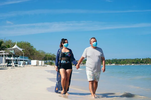 Pareja Madura Con Máscara Protectora Cogida Mano Paseando Por Playa — Foto de Stock