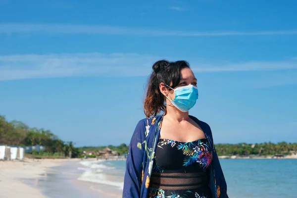 Mujer Madura Con Máscara Protectora Camina Por Playa — Foto de Stock