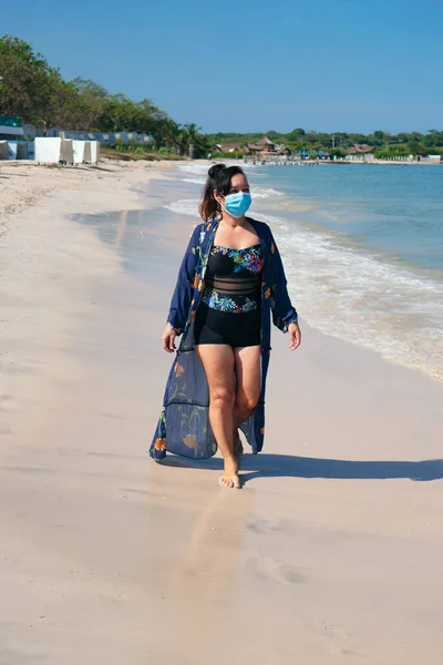 Femme Mûre Avec Masque Protection Marche Sur Plage — Photo