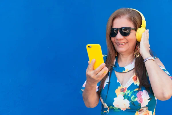 Mujer Madura Usando Smartphone Auriculares Ciudad —  Fotos de Stock