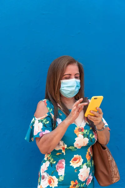 Äldre Kvinna Med Skyddsmask Använder Sin Telefon Gatan — Stockfoto