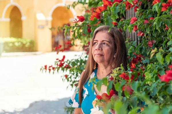 Tropik bitkiler arasındaki yaşlı İspanyol kadın..