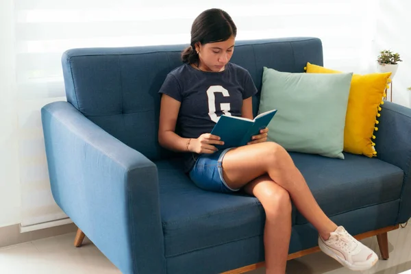 Joven Chica Latina Leyendo Libro Mientras Está Sentada Casa —  Fotos de Stock