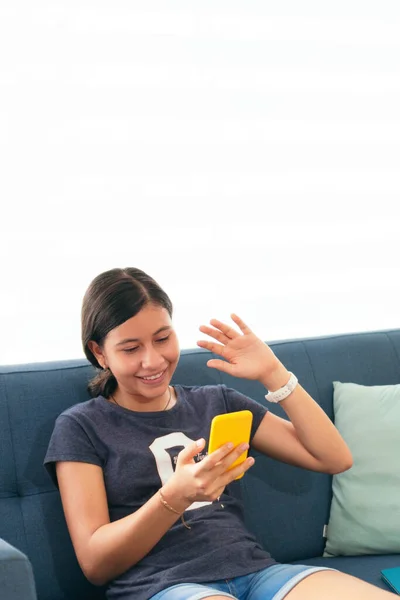 Latynoska Nastolatka Siedzi Kanapie Domu Pomocą Smartfona — Zdjęcie stockowe