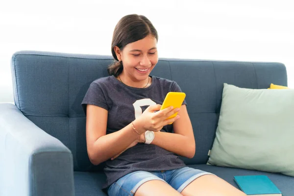 Nastolatek Bawiący Się Telefonie Siedząc Kanapie Domu — Zdjęcie stockowe