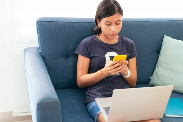 Poważny Latynoski Nastolatek Patrząc Ekran Telefonu Sprawdzanie Mail Siedzi Kanapie — Zdjęcie stockowe