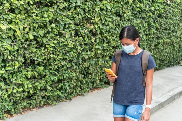 Étudiant Hispanique Portant Masque Protection Appel Vidéo Avec Ami Dans — Photo