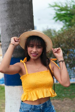 Yazın parkta gülen genç bir kadın.