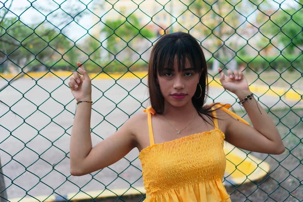 Schöne Latina Auf Der Straße Lehnt Sich Ein Drahtgeflecht — Stockfoto