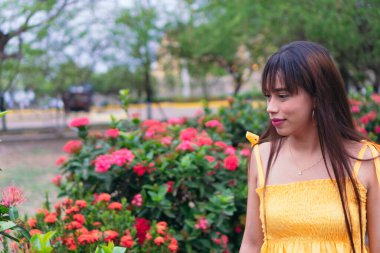 Parkta yürüyen genç Latin turist