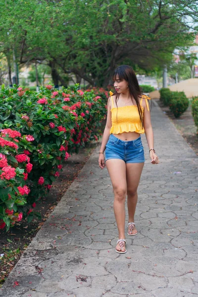 Fille Latine Marchant Dans Parc Côté Arbre Fleurs — Photo