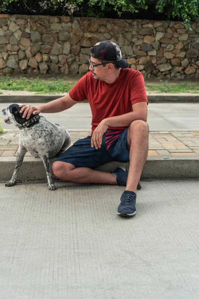 Homme Assis Extérieur Avec Chien Noir Blanc — Photo