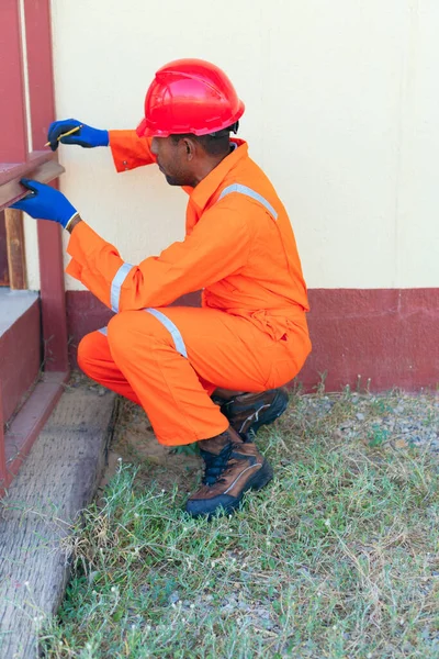 Tiro Homem Negro Tomando Medidas Fora Casa — Fotografia de Stock