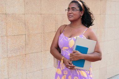 Güzel İspanyol kadın sokakta yürüyor.