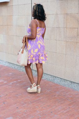 Sokakta yürüyen tanınmayan esmer kadın.