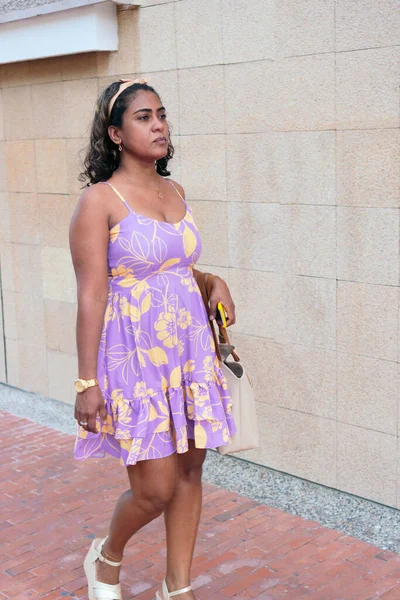 Hermosa Mujer Años Caminando Por Calle — Foto de Stock