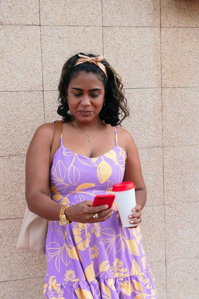 Mujer Mayor Alegre Comprobando Teléfono Celular Contra Una Pared —  Fotos de Stock