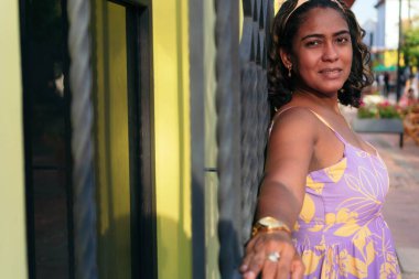 Sokaktaki Latin bir kadının portresi.